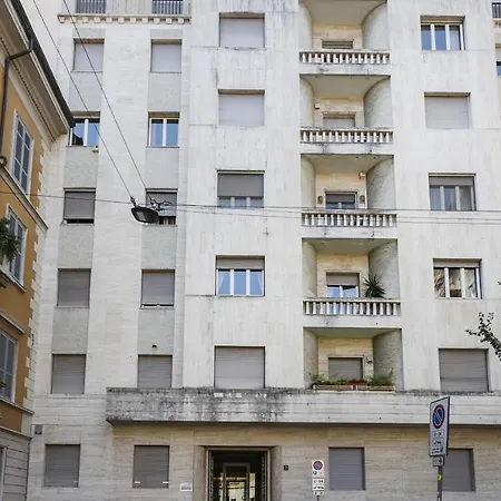 S. Maria Valle Roomy Flat * Mediolan